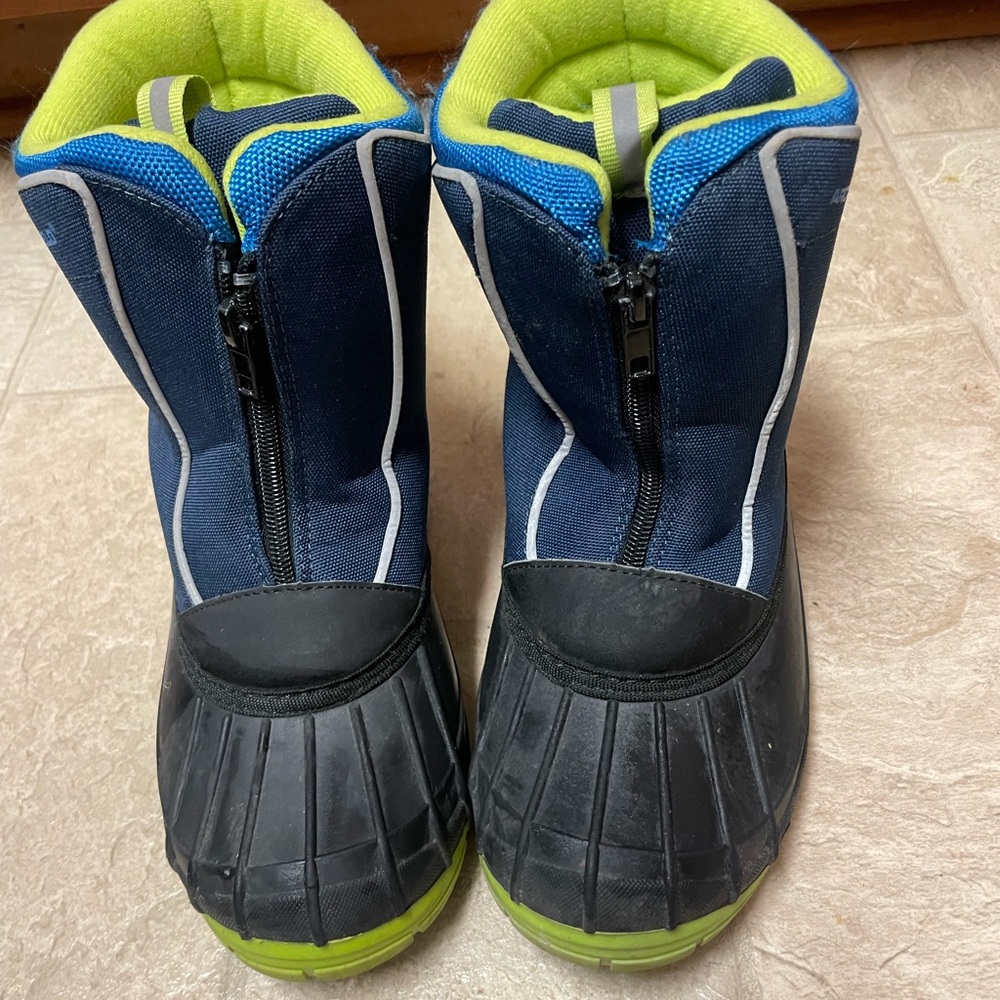 Arctic shield boots for youth size 3
